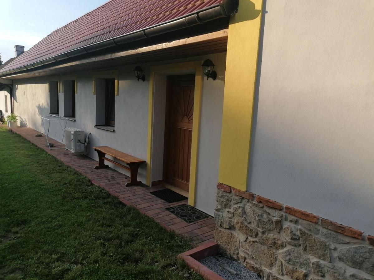 Apartman Na Statku Jilovice Exterior photo