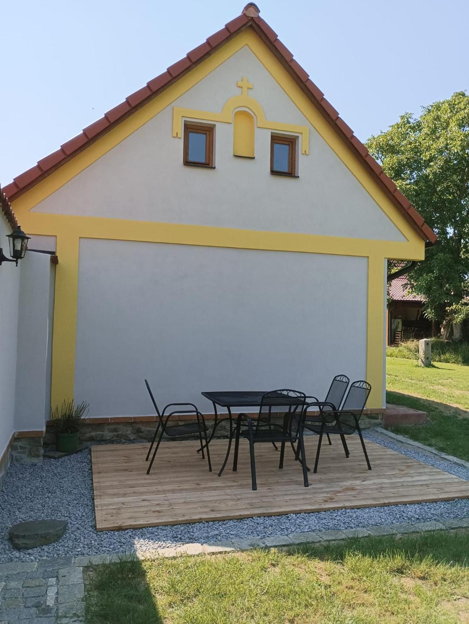 Apartman Na Statku Jilovice Exterior photo